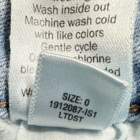 So ultimate curvy high rise jegging size 0. Light wash distressed jeans - Picture 6 of 7